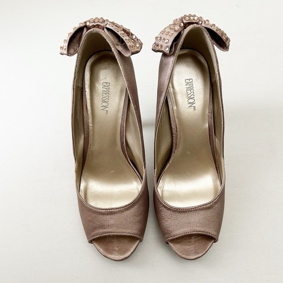 Expression Nude Blush Peep-Toe Satin Platform Heels Rhinestone Bows Size 7 - Picture 4 of 15